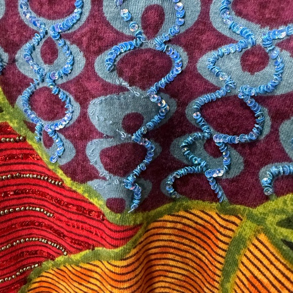 Colorful Miss Nikky Euro Y2K Patterned V-Neck Top - Picture 5 of 5